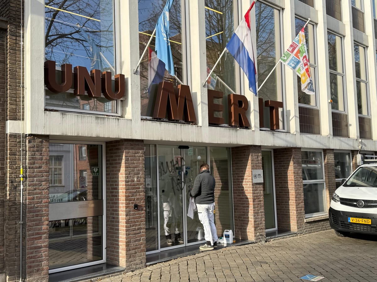 Bekladding 10 gebouwen een dag voor komst Koning