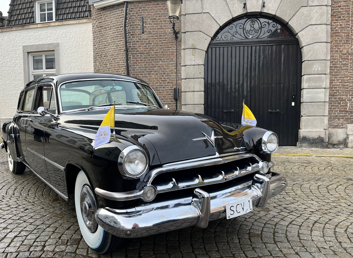 Pausmobiel reed paar rondjes rond de kerk