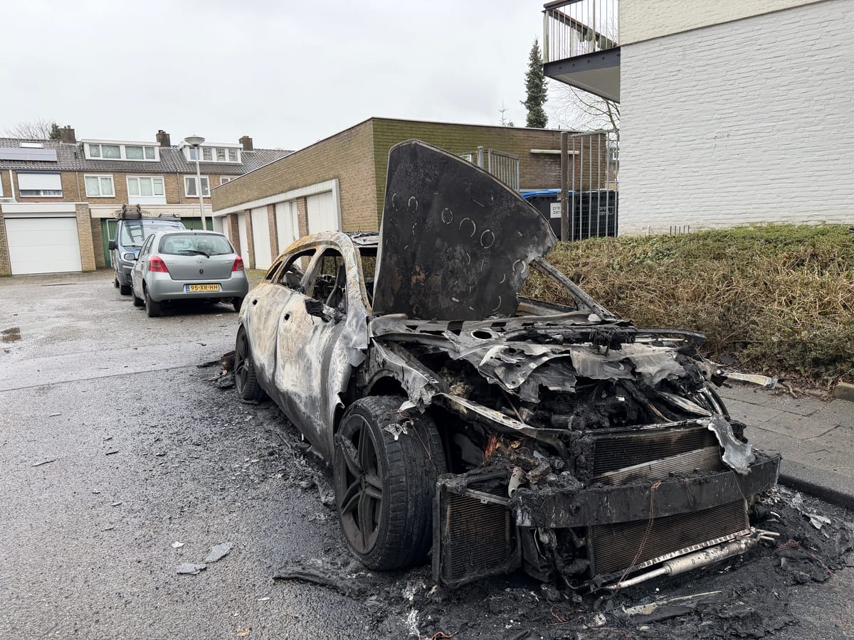 Mercedes uitgebrand in Cellostraat Caberg