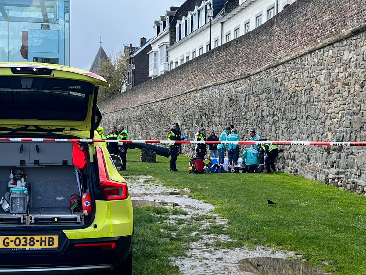 Vrouw valt van stadsmuur