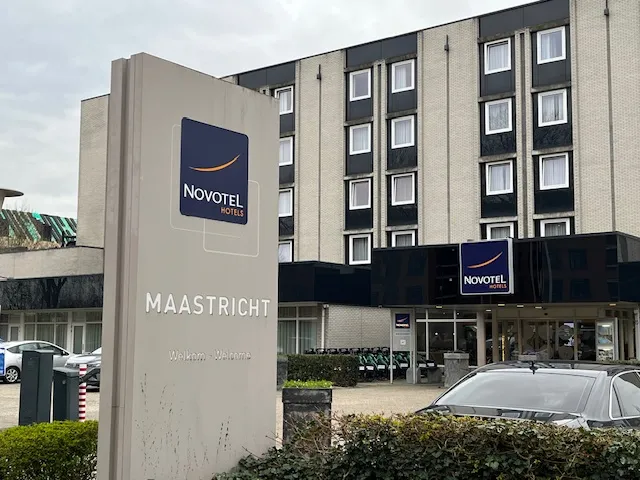 Toerist eruit, asielzoeker erin