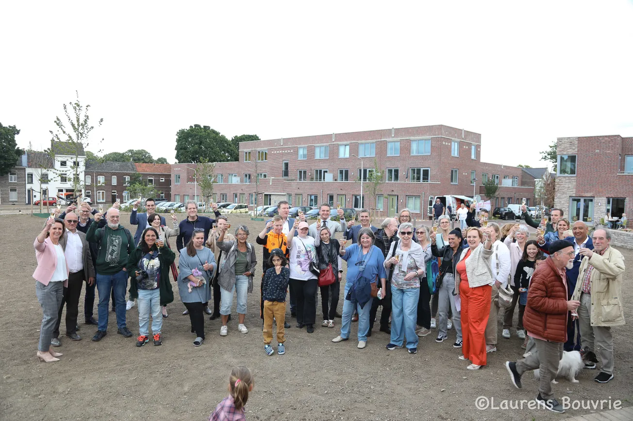 Blauwe loper en park feestelijk geopend