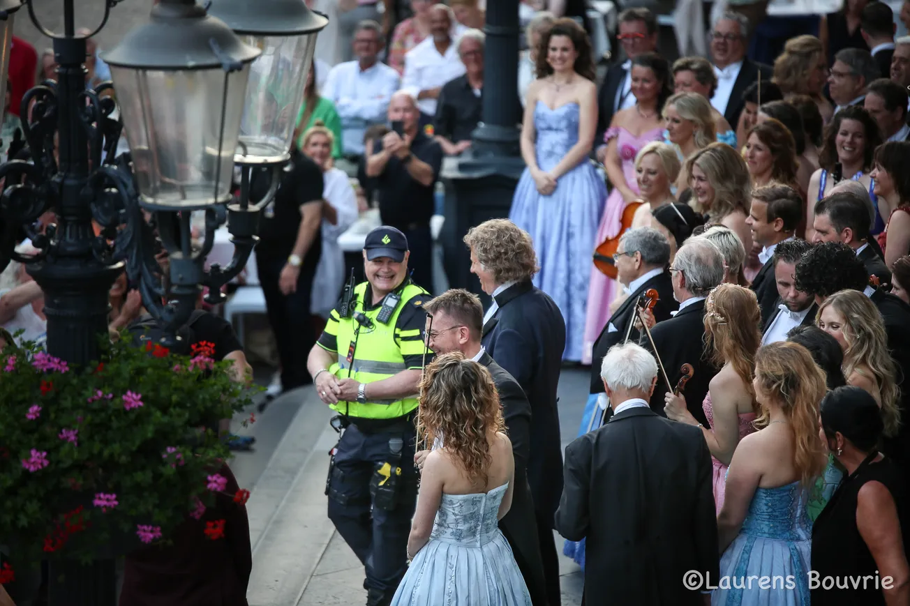 Rieu eert 'Gardeoffizier' Will Schobbe met serenade