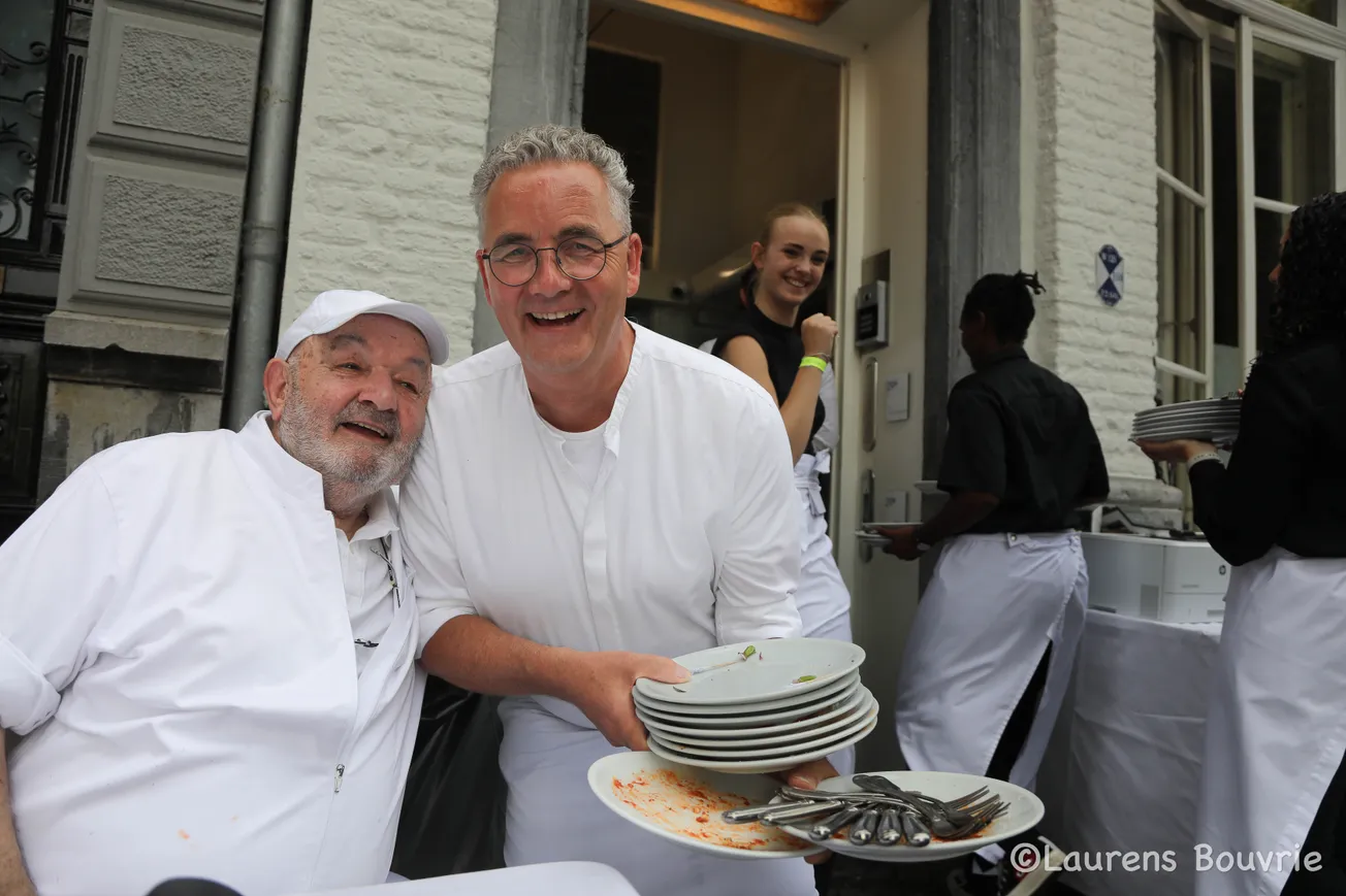 Deken Dautzenberg helpt uit bij buurman Gio's