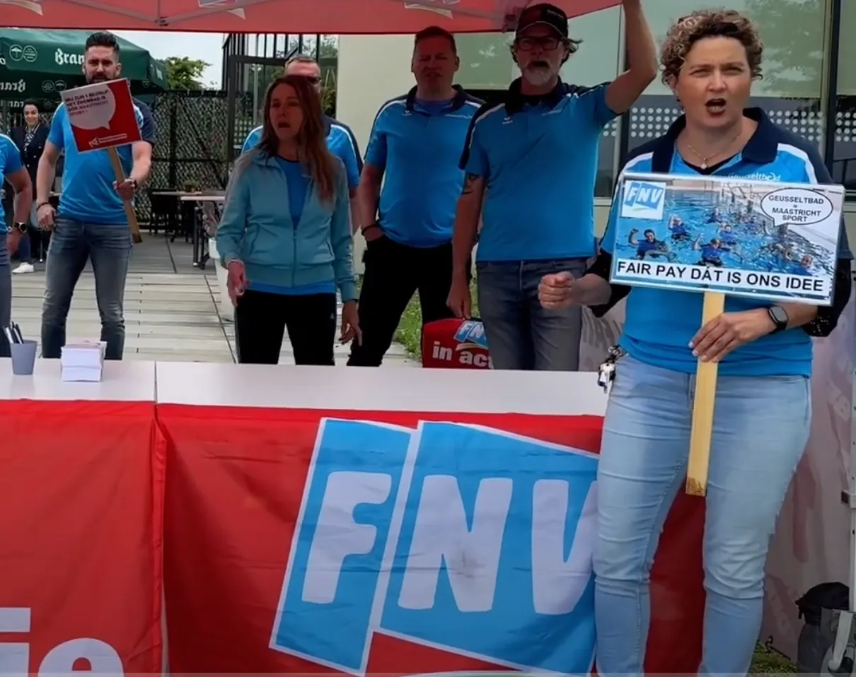 Staking zwembad opgeschort na uitnodiging gemeente