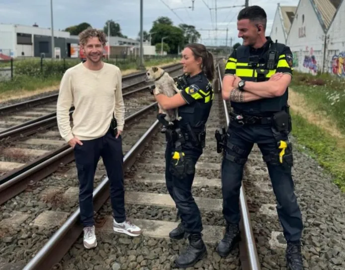 Agenten redden hondje van spoor