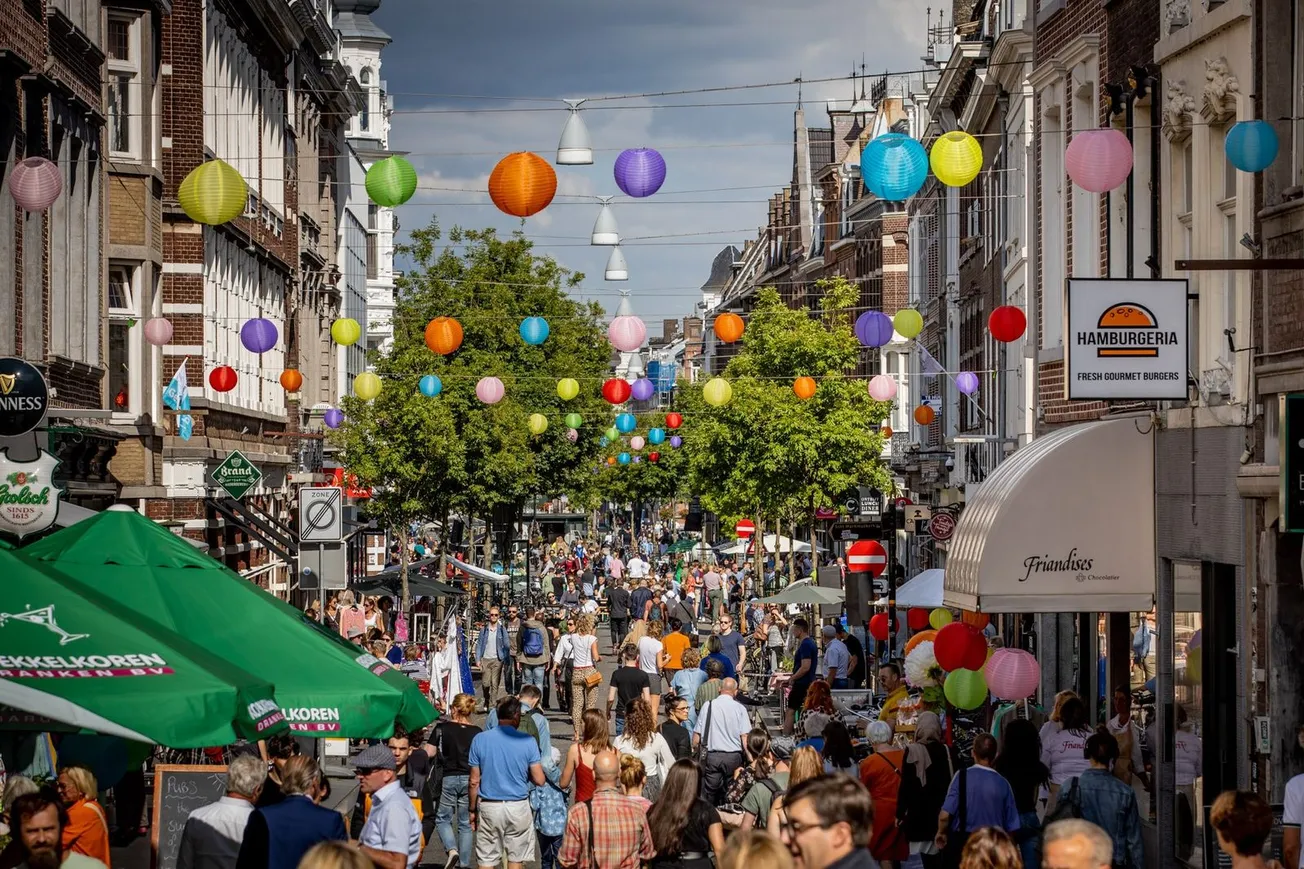 Wycker Brugstraat 's avonds en zondags voetgangersgebied