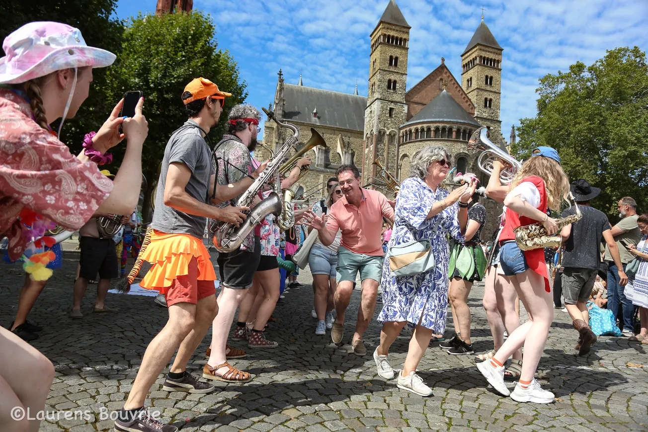 Frans zaate herremenieke verrast met concert Vrijthof