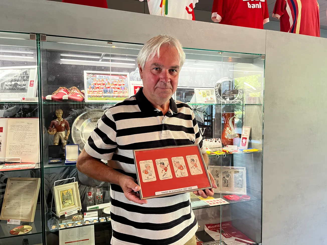 Vijf vitrinekasten vol met MVV-geschiedenis