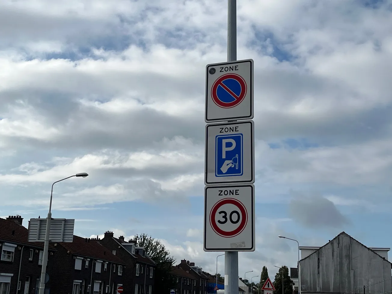 Op deze weg rijdt iedereen te hard en dat is niet gek