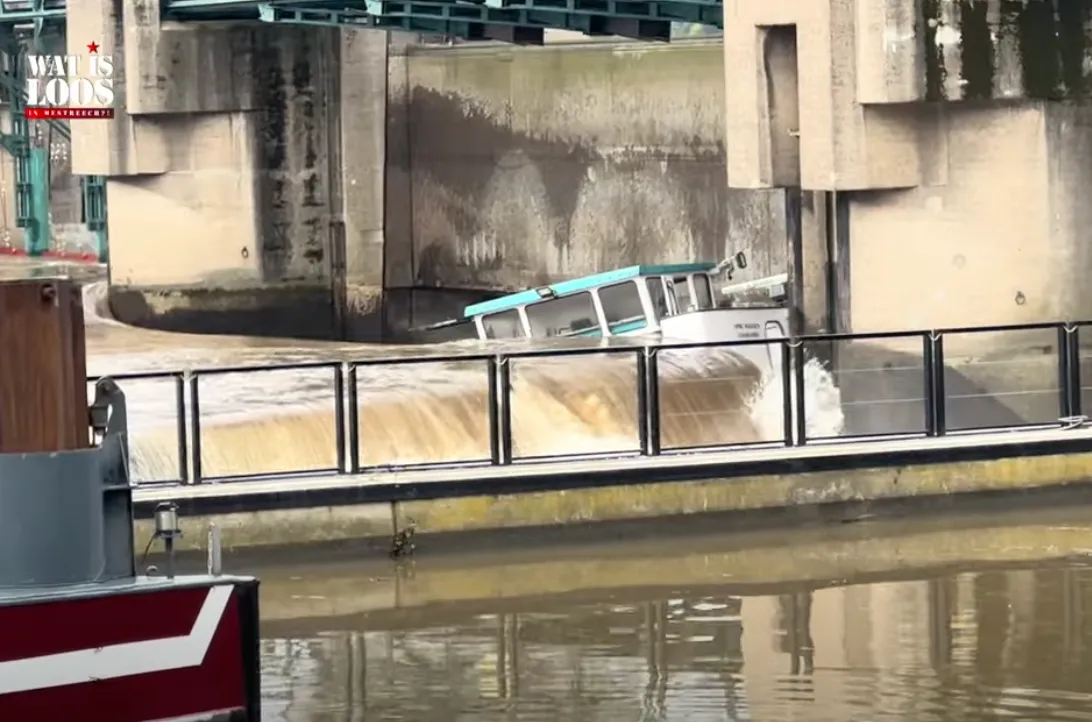 Vrachtschip zinkt bij stuw Borgharen
