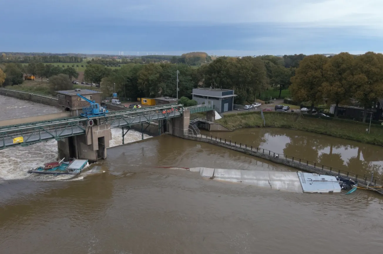 Eerste poging lostrekken gezonken schip bij Borgharen mislukt