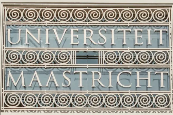 Hoogleraar UM mag niet ontslagen worden