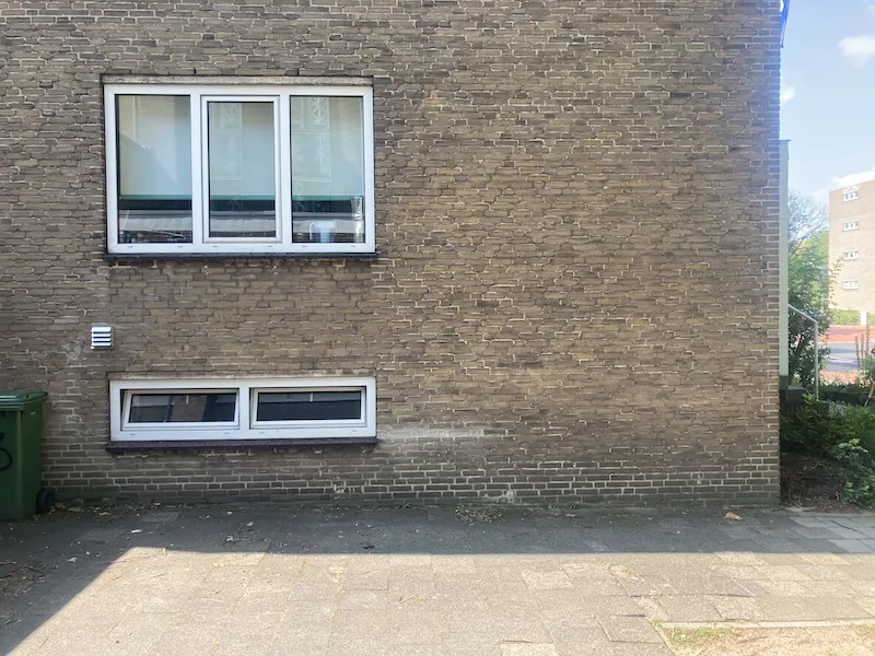 Gemeente zadelt inwoner op met 4200 euro kosten voor raam van 745 euro