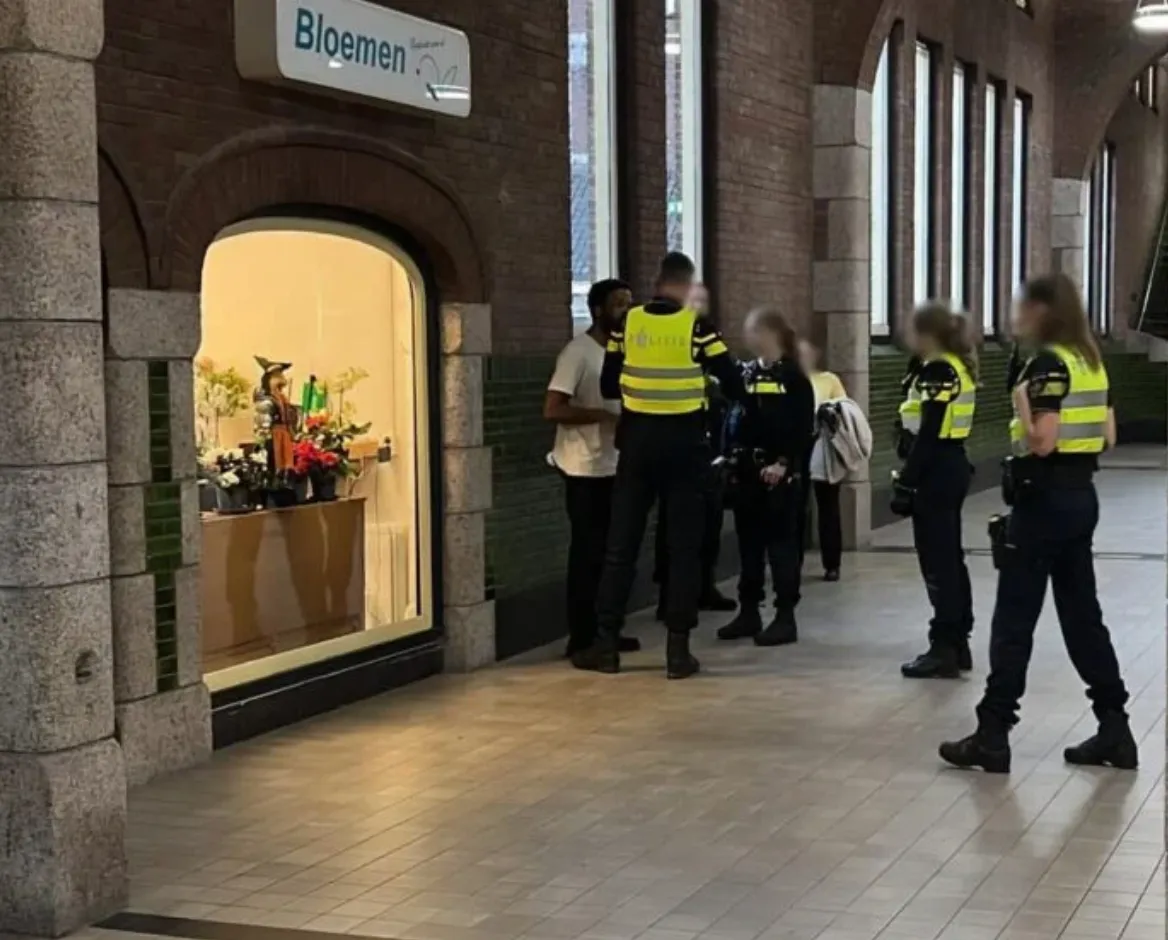 Politie bekeurt zingende evangelist op NS-Station