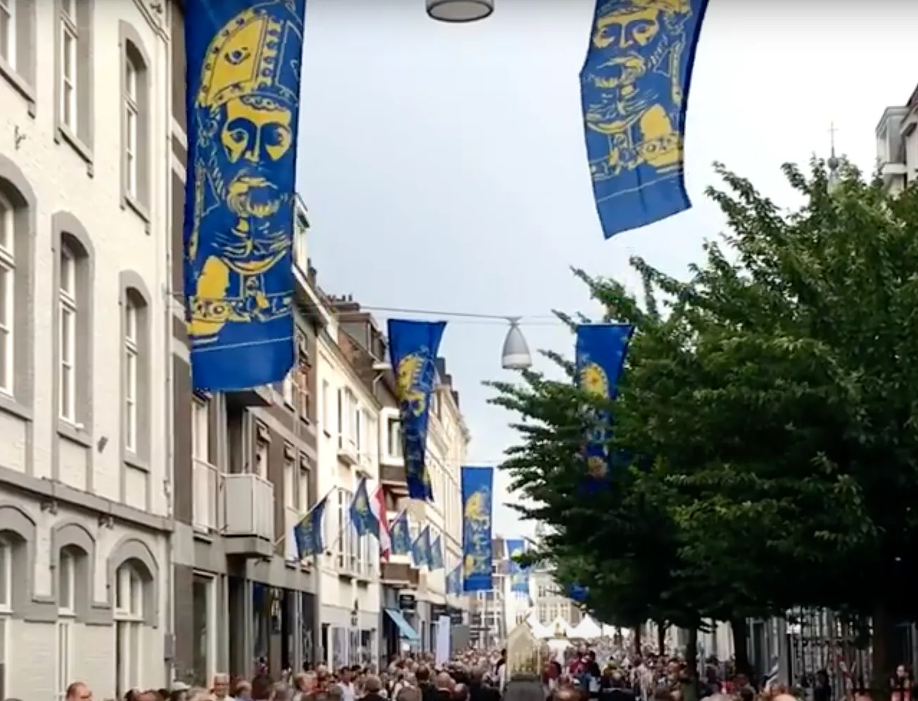 Logo sponsor mag voor eerst op vlaggen evenementen