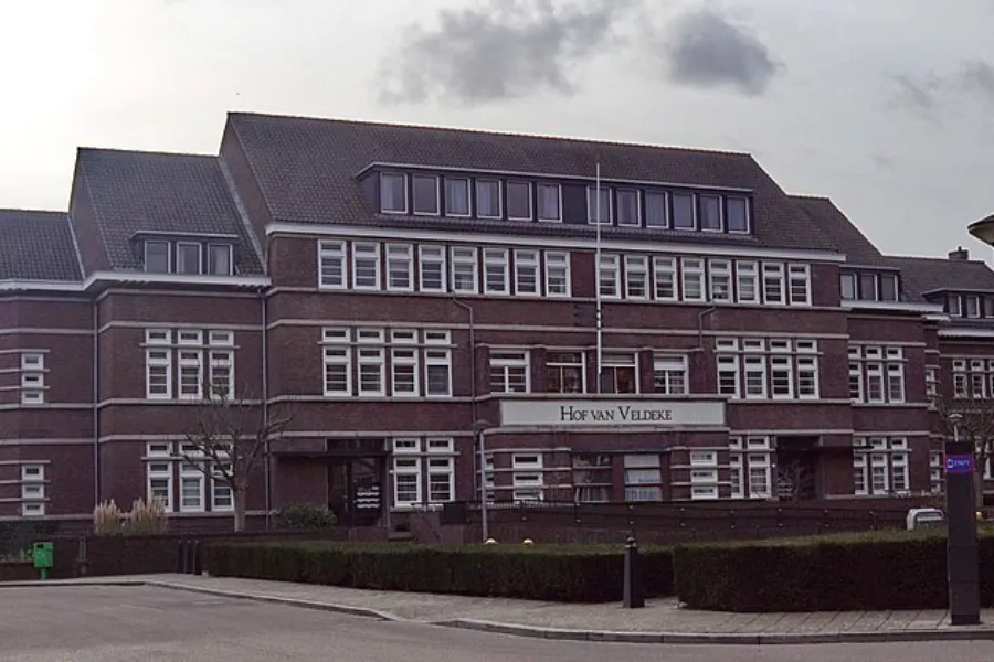 Oud-leerling schrijft roman over eliteschool Veldeke-college