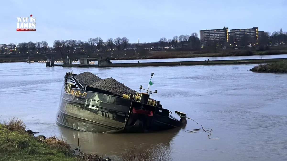 Gezonken duwbak bij Sluisdijk geborgen