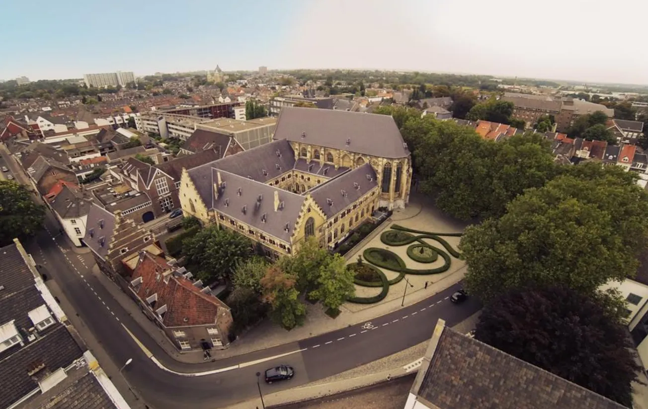 Rode vlaggen bij plan hotel Oostwegel