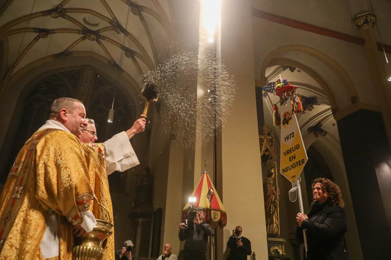 “Liert vaan de krach vaan de Vastelaovend”