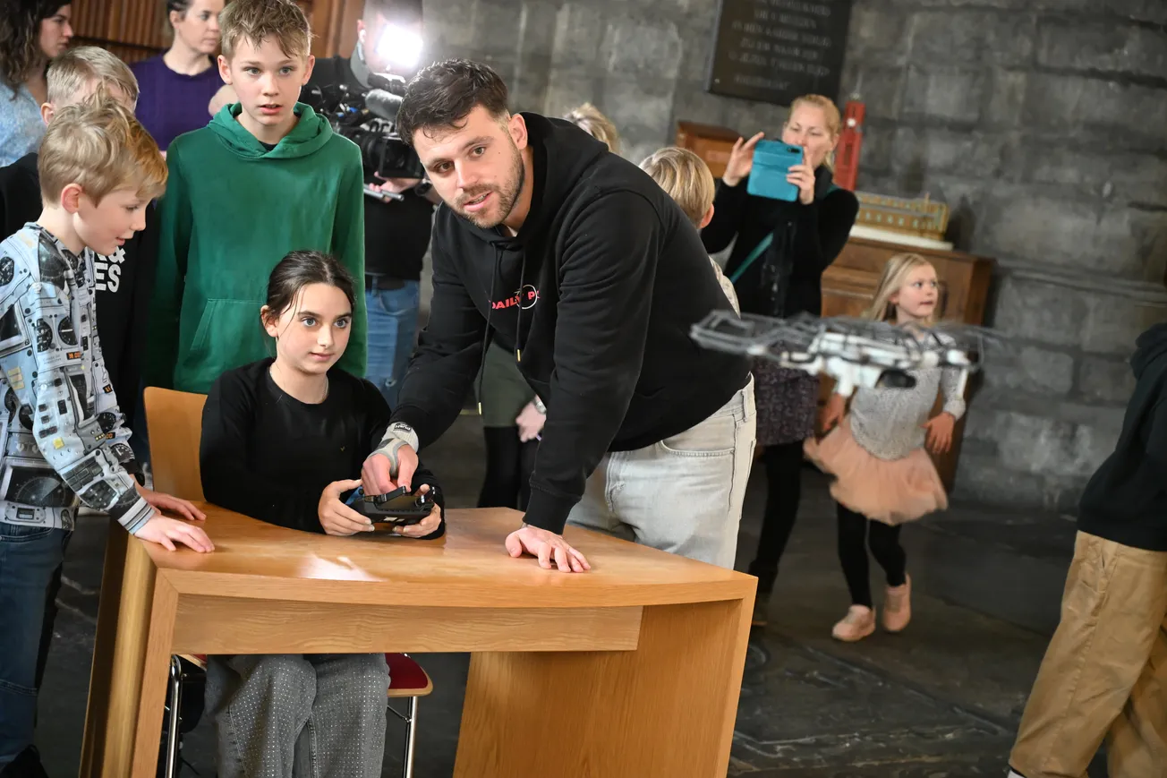 Kinderen vliegen met drones in Sint Janskerk