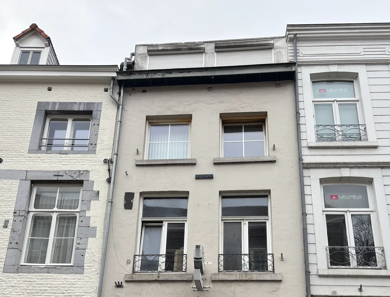 Zwaarbewapende agenten doen inval 'drugslab' Brusselsestraat