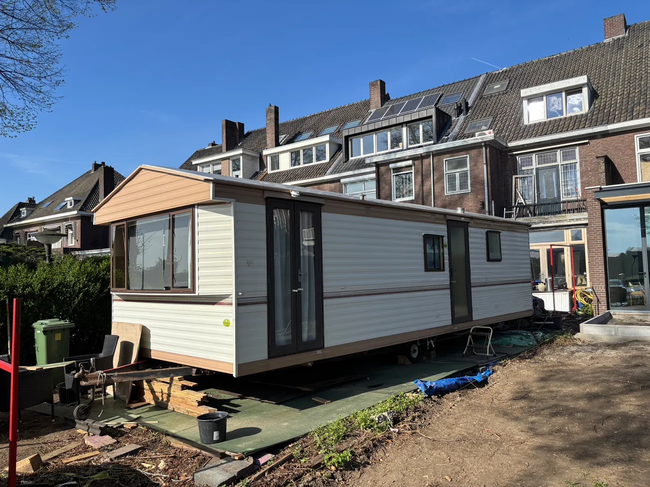 Wordt witte caravan roze hekje van Sint Pieter?
