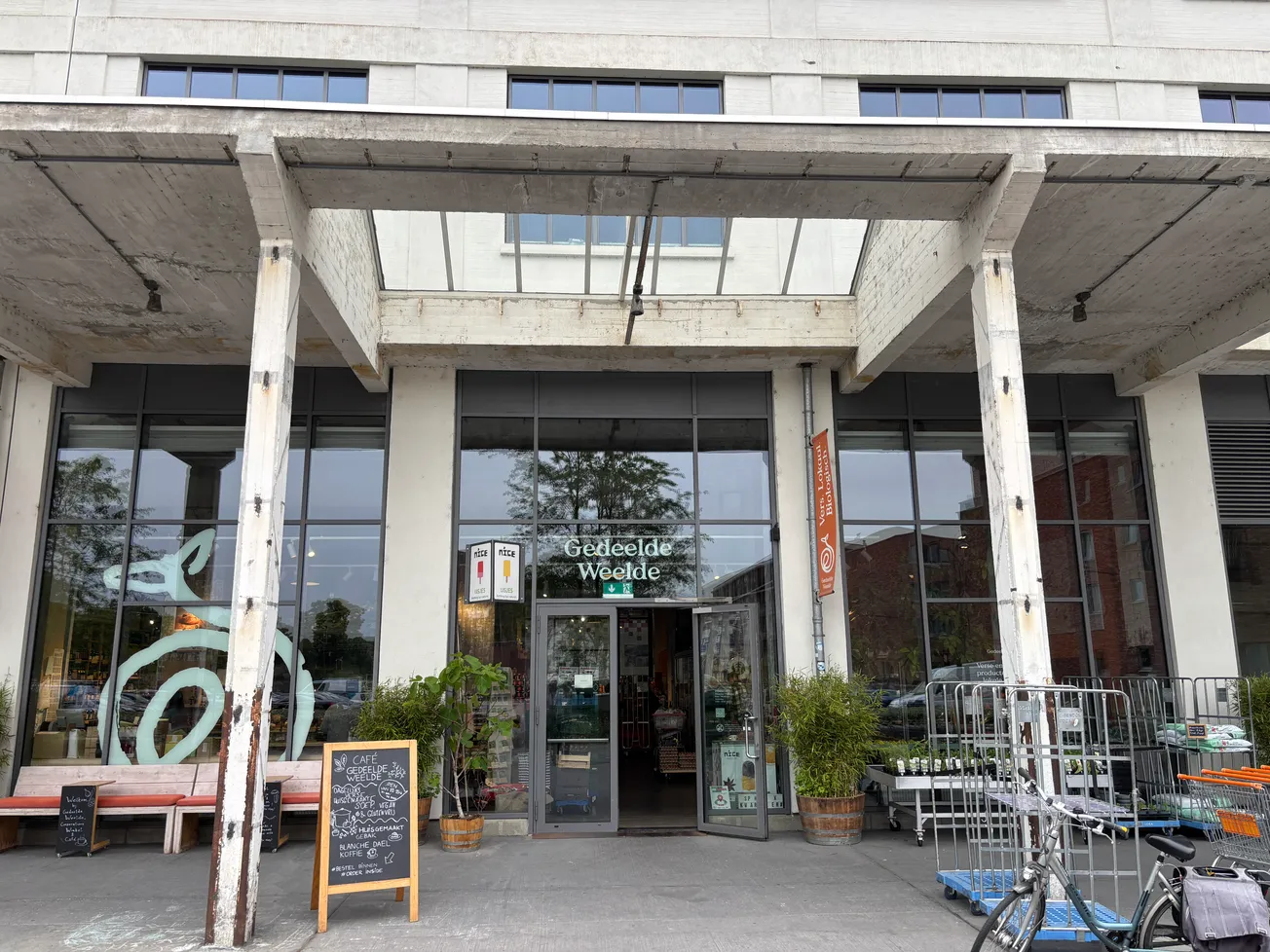 Biologische winkel bepleit parkeren voor de deur