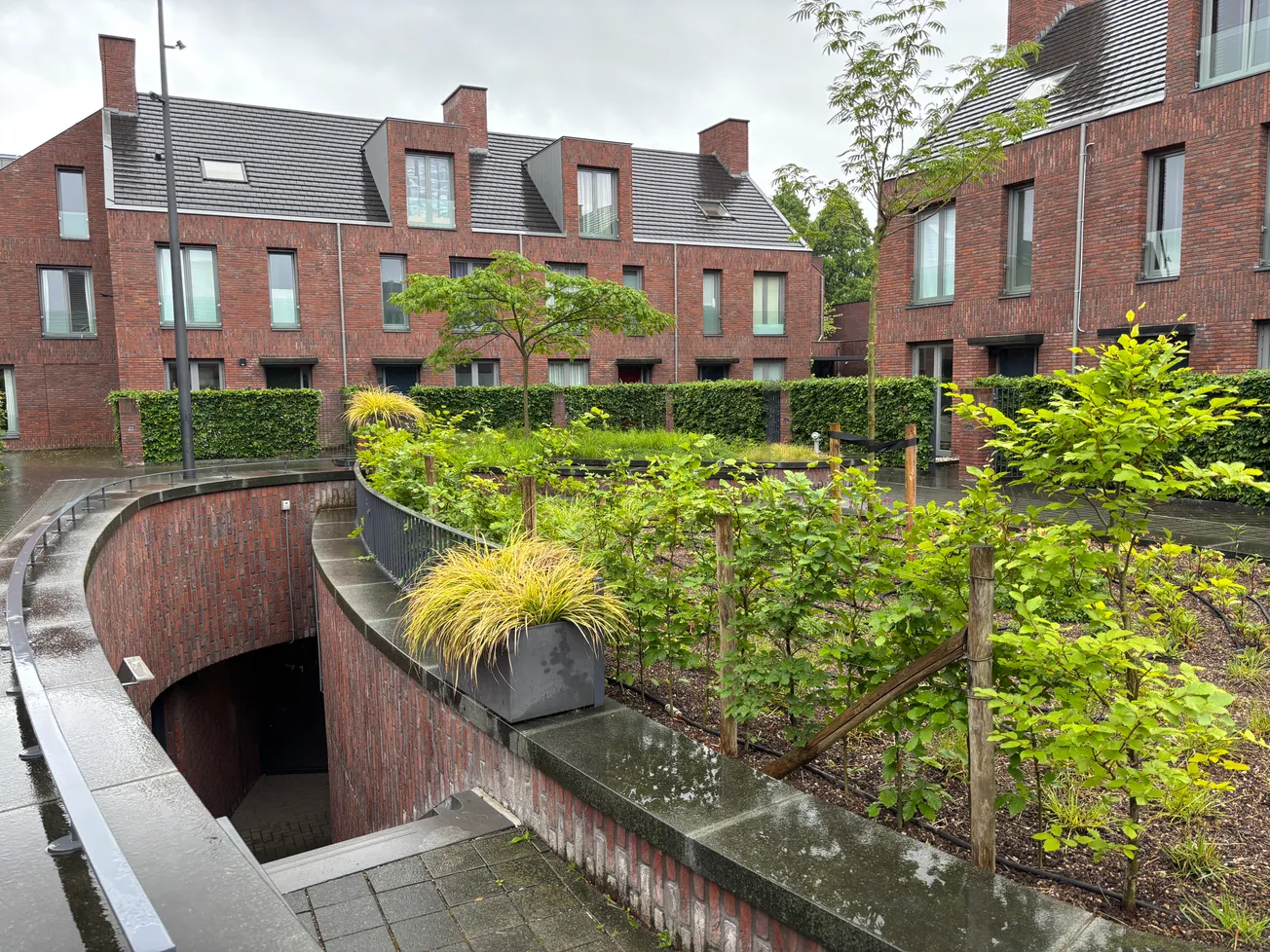 Bomen op dak beschadigen parkeergarage Lindenkruishof