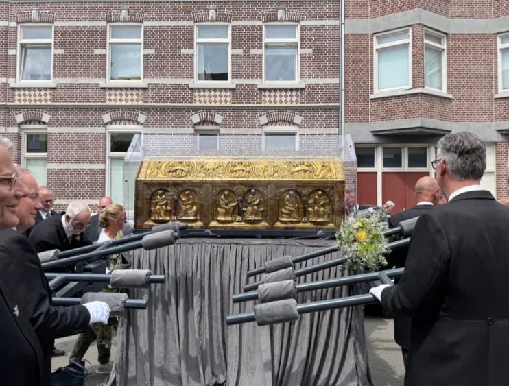 Ommegang met Noodkist voor vrede