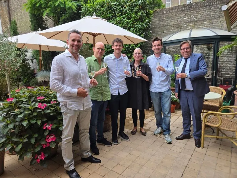 Tweede hotel voor twee neven