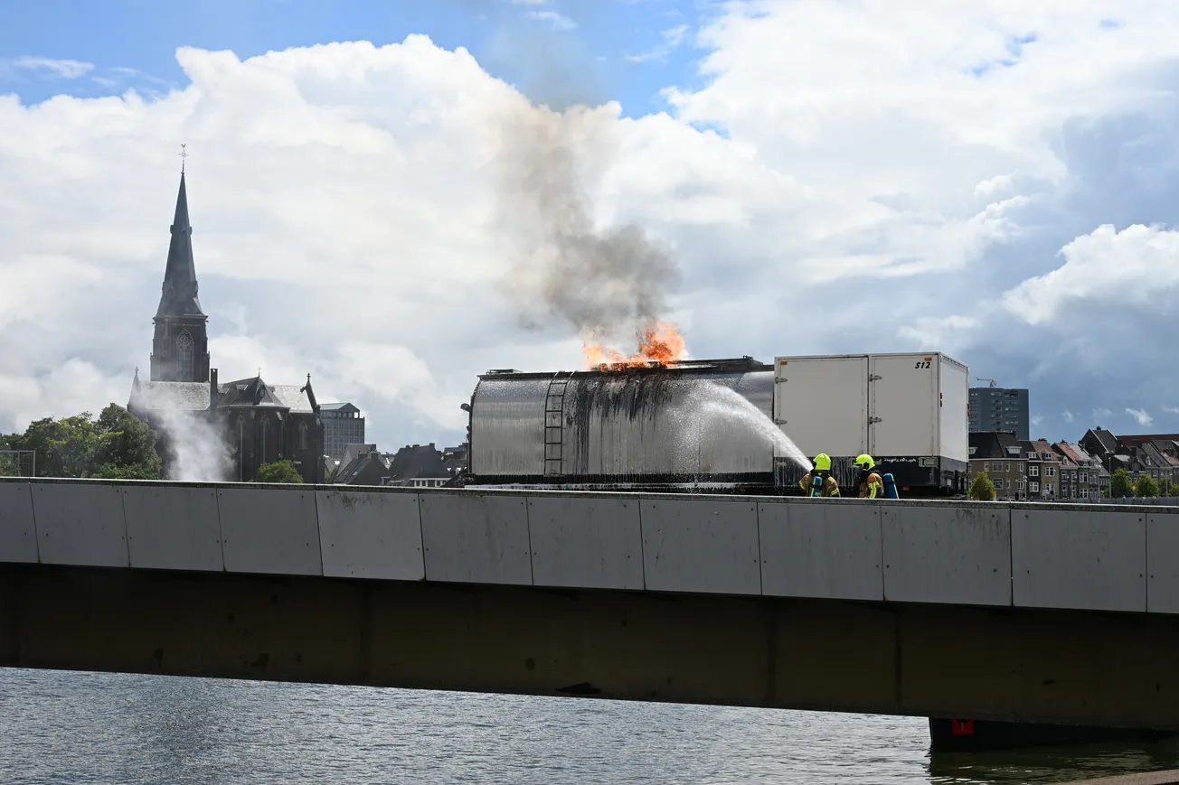 Asfalt tankwagen in de hens op Wilhelminabrug