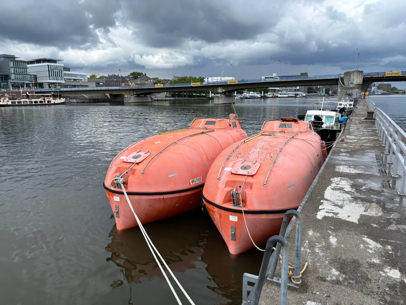 Twee opmerkelijke reddingsboten, wie weet meer?