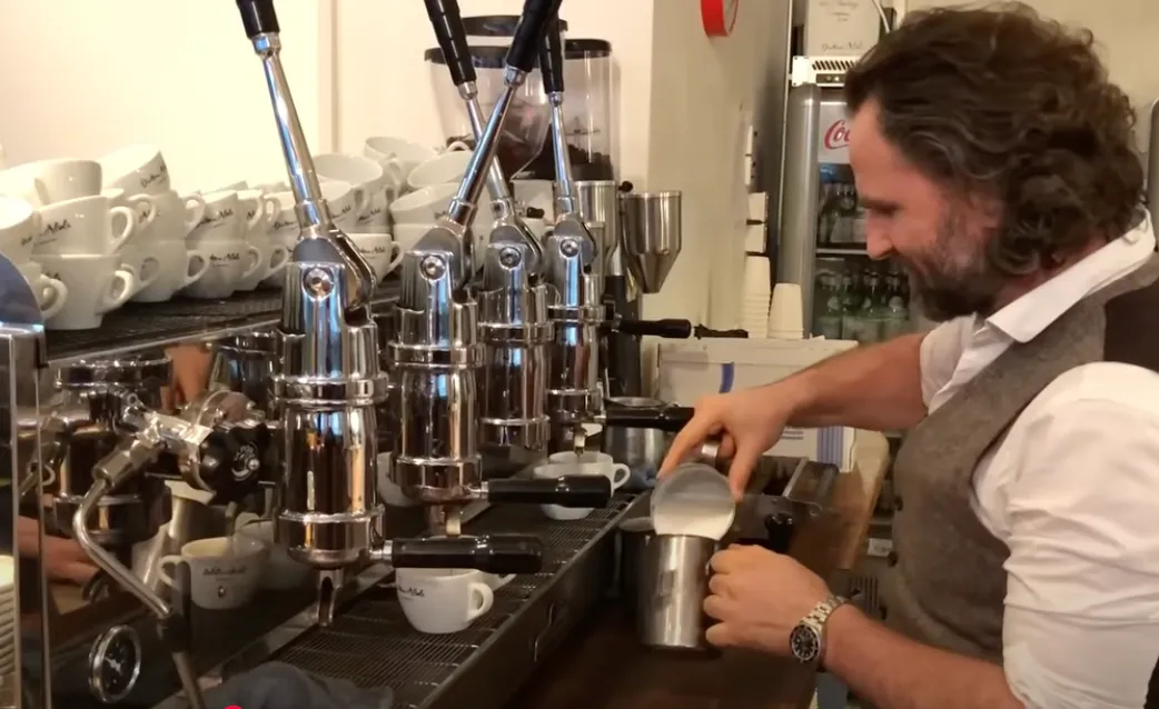 Moet de burger opdraaien voor barista voor ambtenaren?