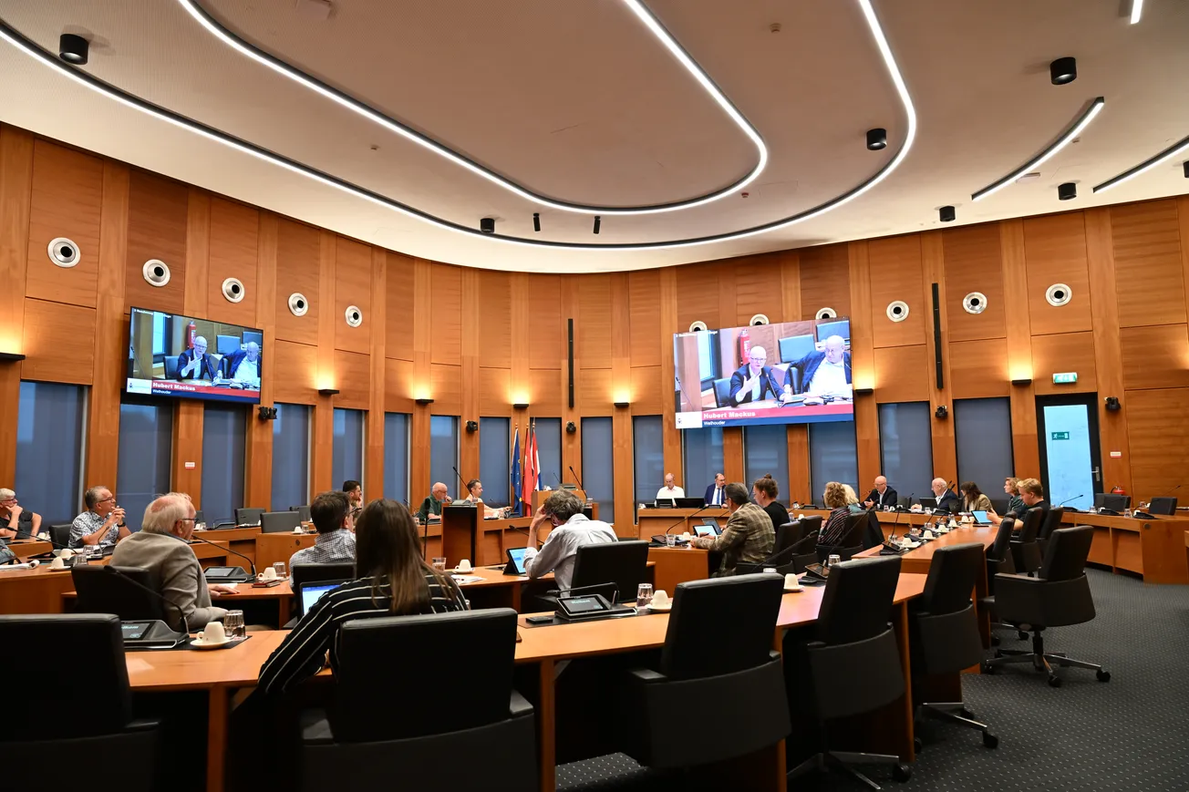 Geld voor fracties: "Raad moet gezag terugpakken"