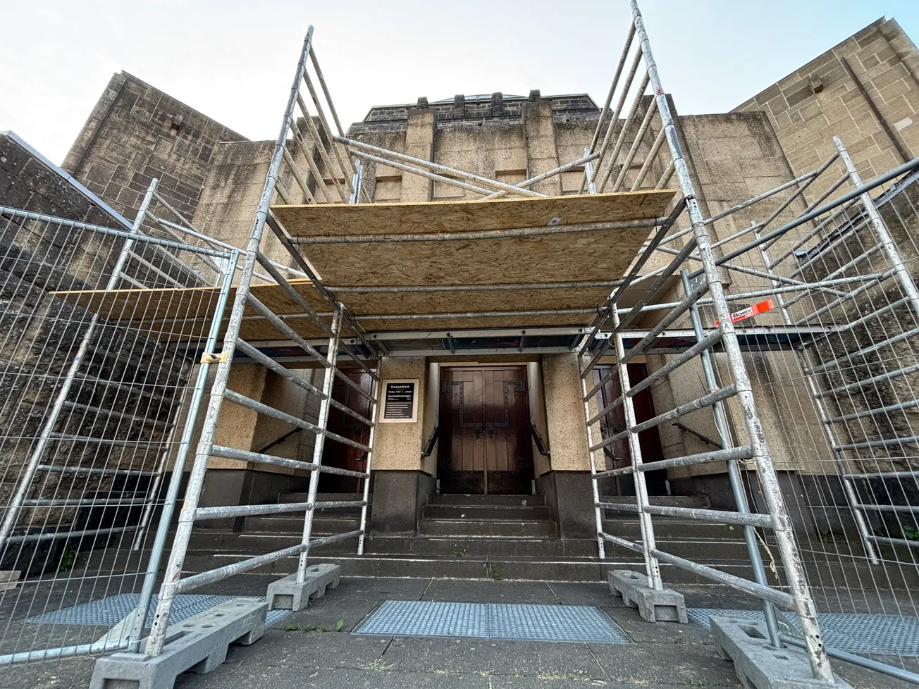 Spaanplaat, steigertje en Koepelkerk is weer veilig