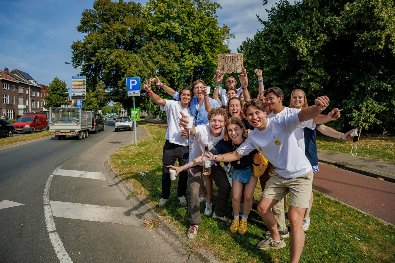 Studenten: jij toetert wij drinken