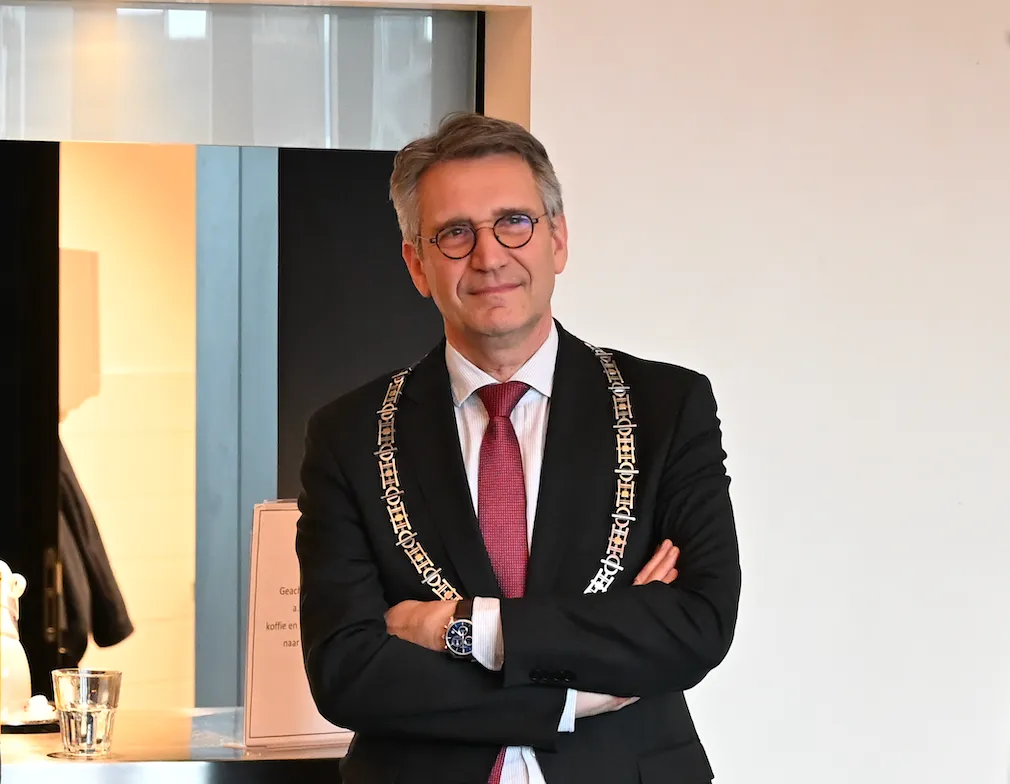 Hillenaar eist terugdraaien ontslag Wesly als consul