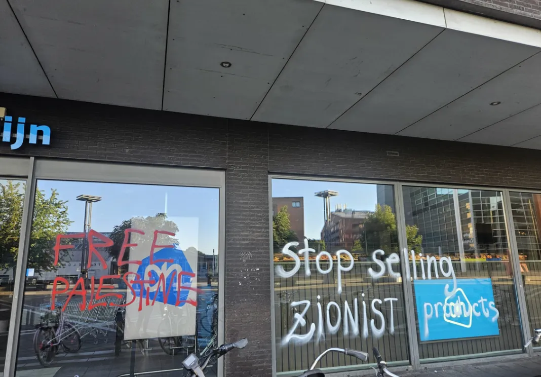 AH en wc's horeca beklad met pro-Palestina teksten