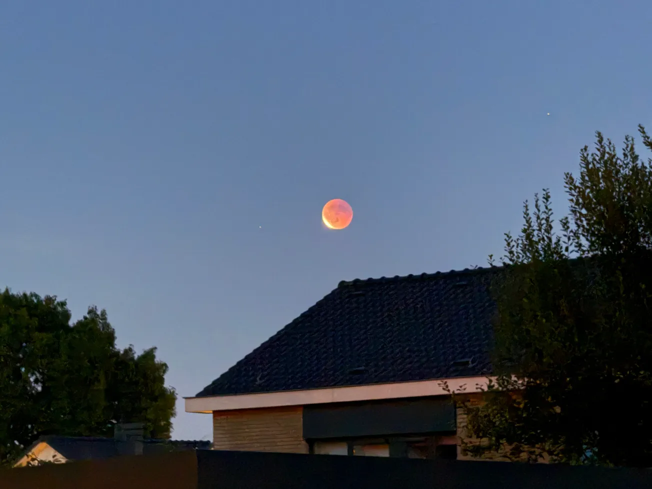 Bloedmaan boven Maastricht