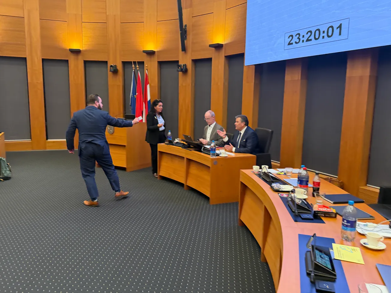 Misplaatst weglopen wethouders en raad bij betoog Nuyts en FVD over immigranten