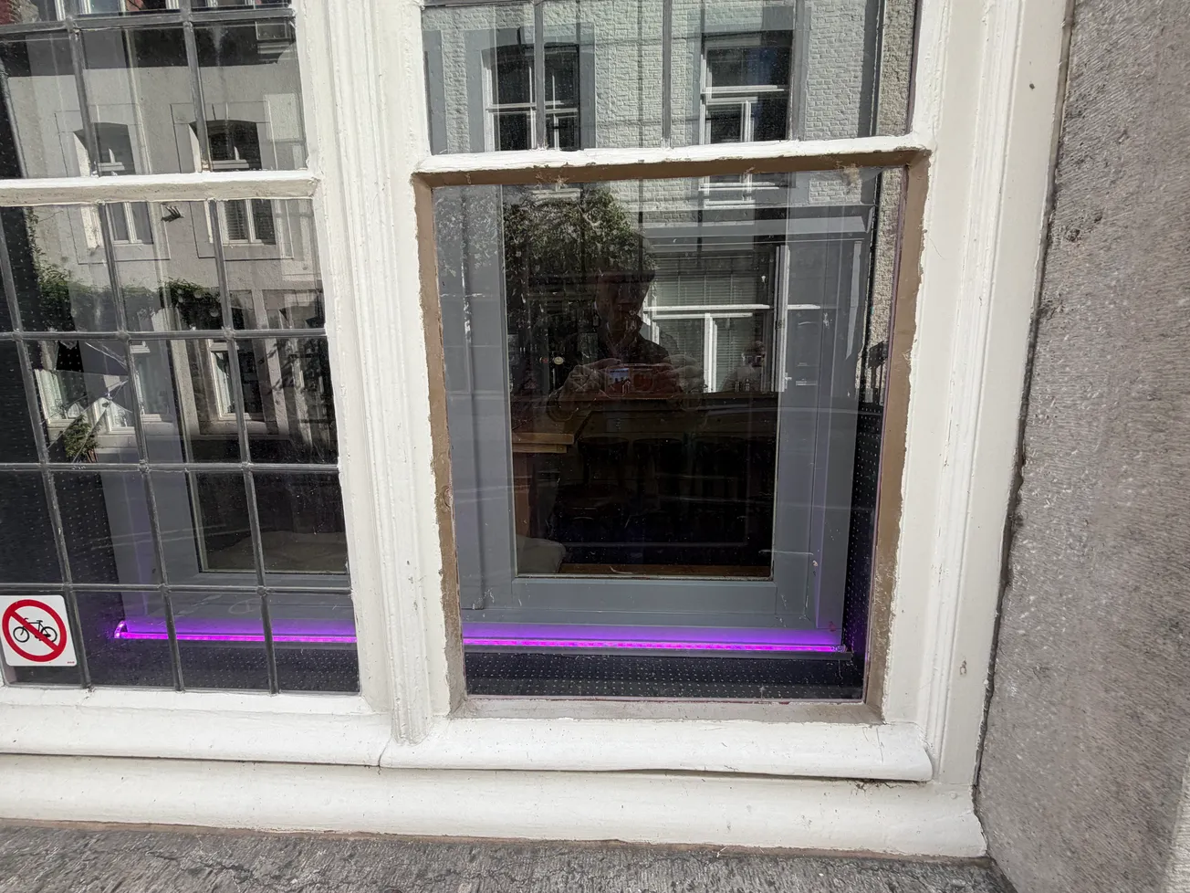 Al jaren worden de ramen ingetikt bij COC Café Rosé