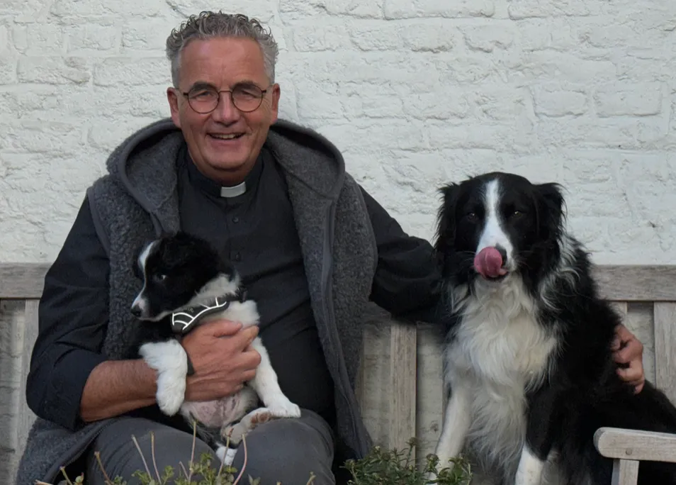 Deken zegent dieren op werelddierendag