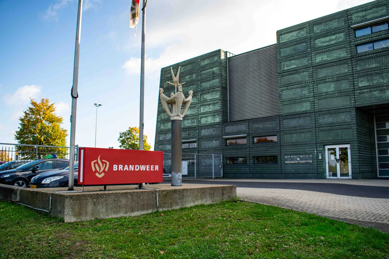 Op drie plekken bedrijfsauto's in brand gestoken