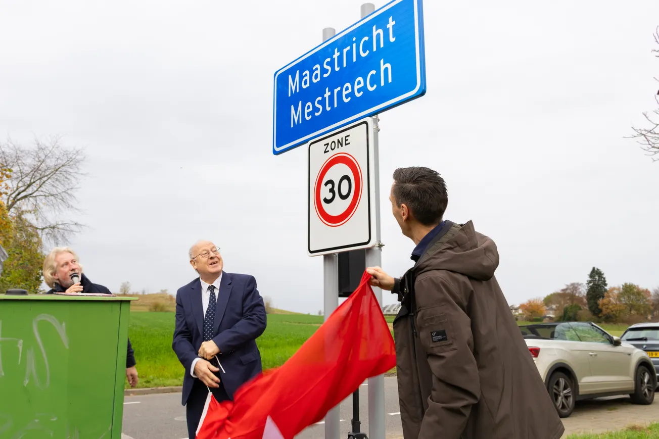 Wethouder Aarts onthult straatnamenbord