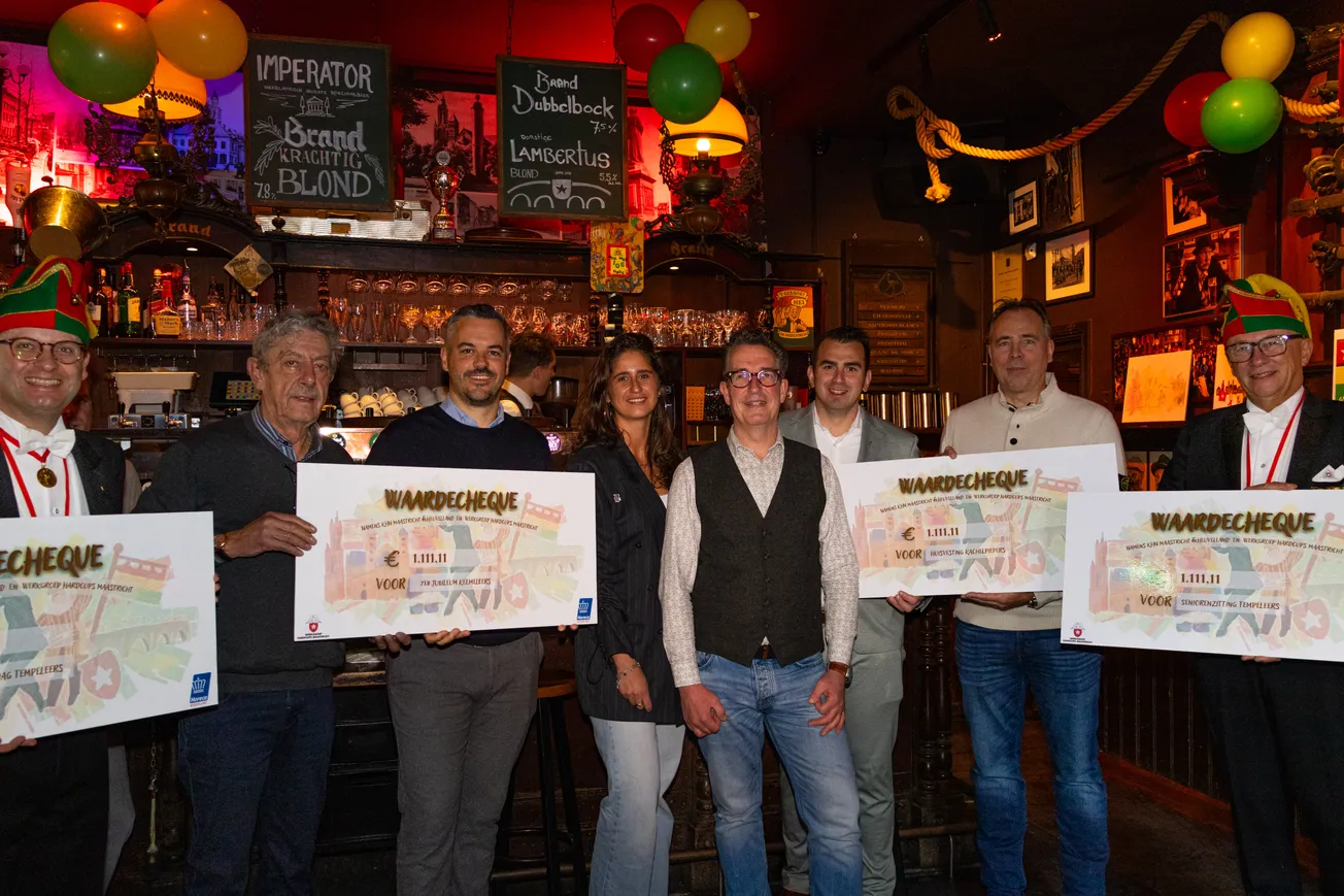 Kasteleins reiken cheques uit