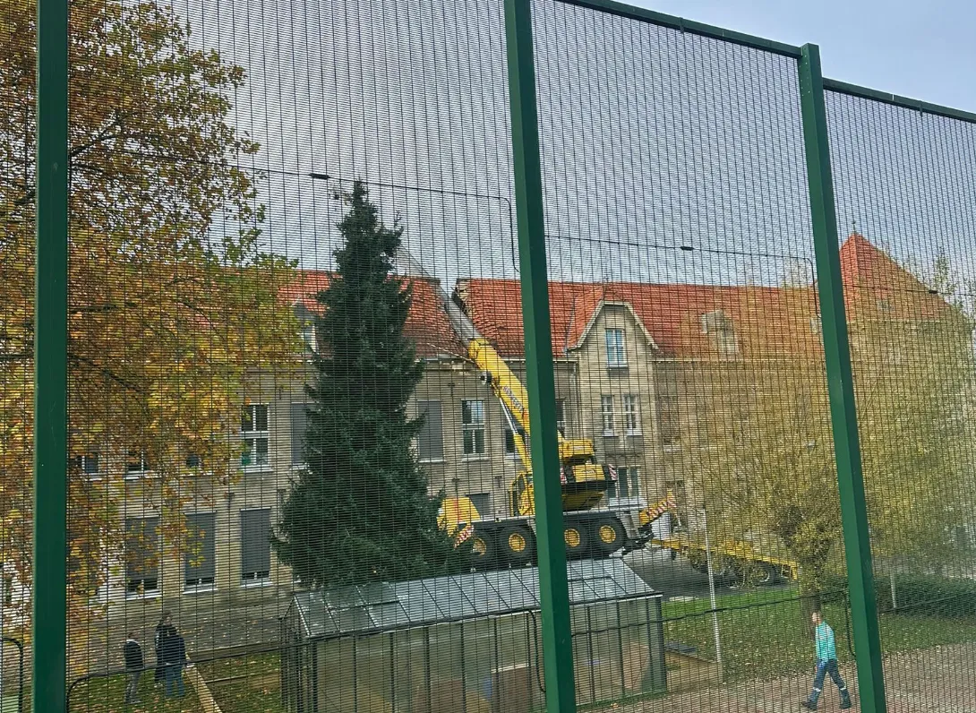 Bouwkraan valt door dak Via Jeugd op Keerderberg