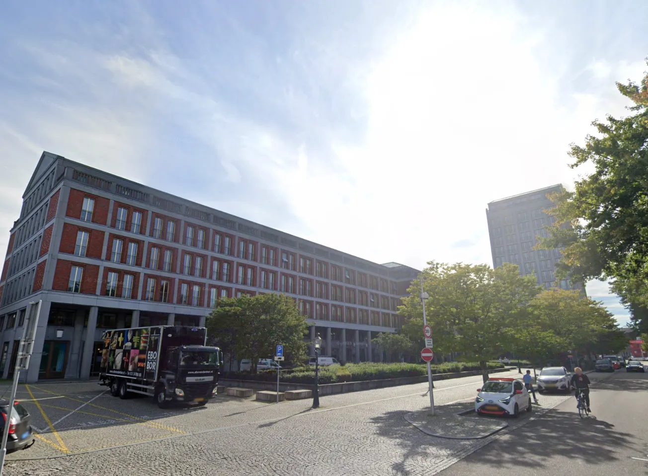 De curator declareert door, maar voor wie eigenlijk?