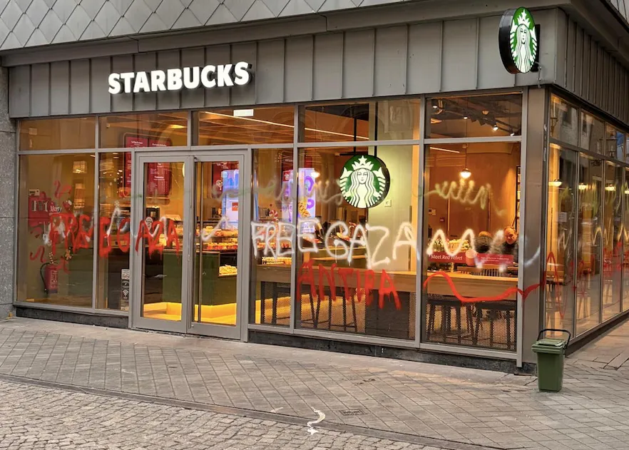 Tuig vernielt nu ook de nieuwe Starbucks en Zara