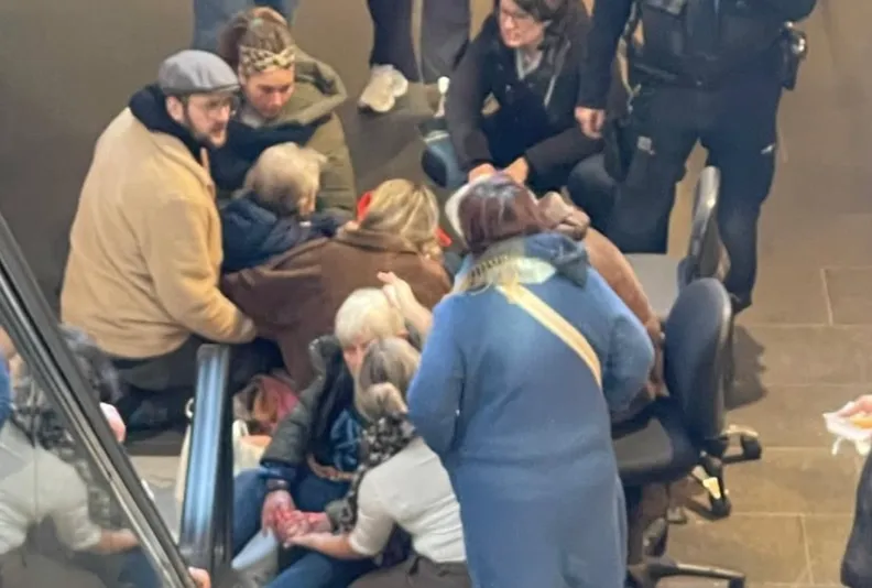 Drie gewonden bij val roltrap